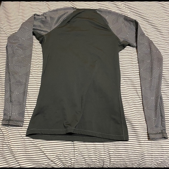 Nike top - Picture 2 of 2